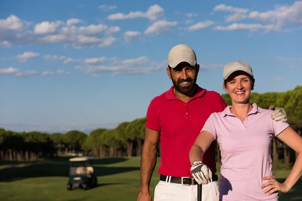 Porträtt av par på golfbana — Stock fotografie