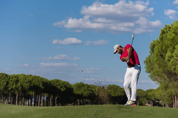 Jogador de golfe bater tiro no escuro — Fotografia de Stock