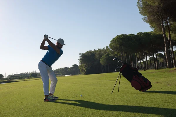 Golf-spelare slå skott — Stockfoto