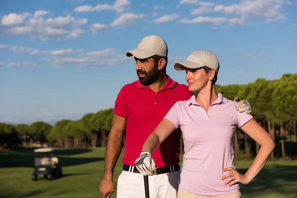 Retrato de casal no campo de golfe — Fotografia de Stock