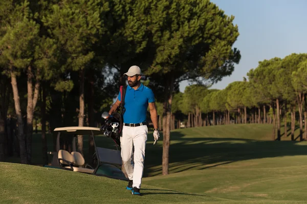 Golfer geht und trägt Golftasche — Stockfoto