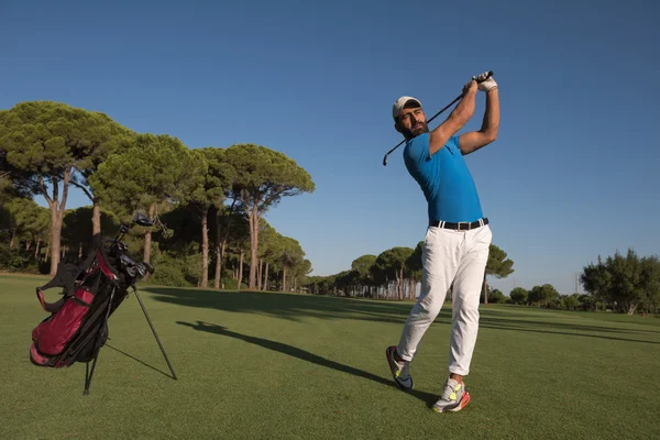 Jogador de golfe bater tiro — Fotografia de Stock