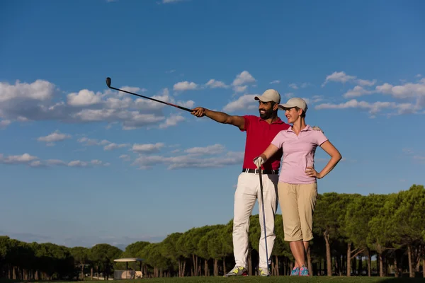 Retrato de casal no campo de golfe — Fotografia de Stock