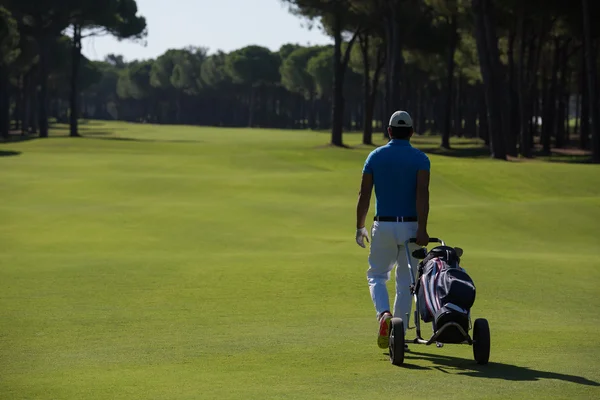 Joueur de golf marchant avec sac à roulettes — Photo