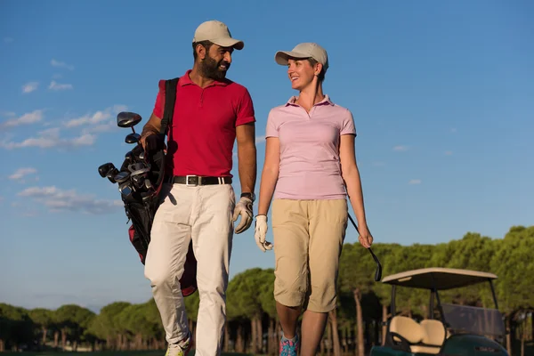 Golf sahasında yürümek çift