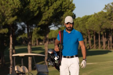 yürüyüş ve golf çantası taşıyan golfçü