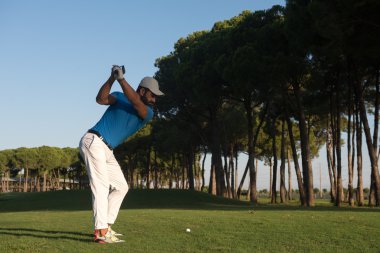 bir adam golf yönergeleri