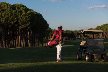 yürüyüş ve golf çantası taşıyan golfçü