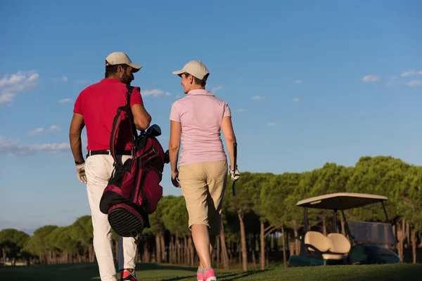 Paar lopen op golfbaan — Stockfoto