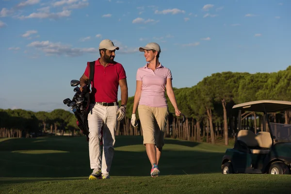 Golf sahasında yürümek çift