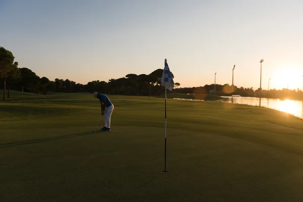 Golfista golpeando bola al agujero —  Fotos de Stock