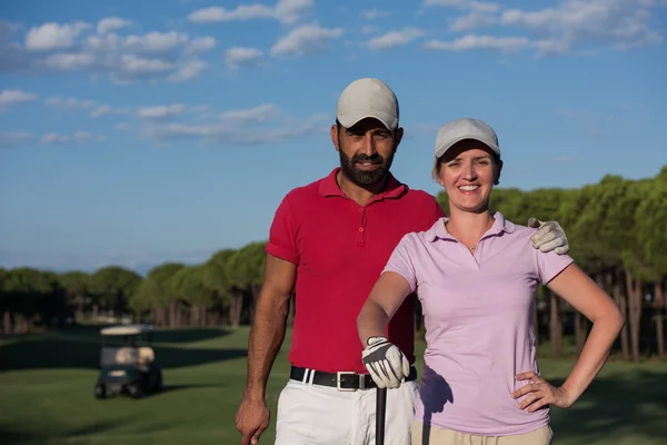 Portrait of couple on golf course — Stock Photo, Image