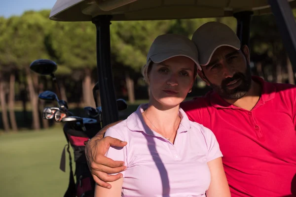 Pareja en buggy en campo de golf — Foto de Stock