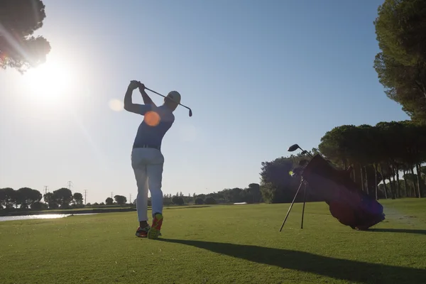 Golfový hráč udeří shot — Stock fotografie