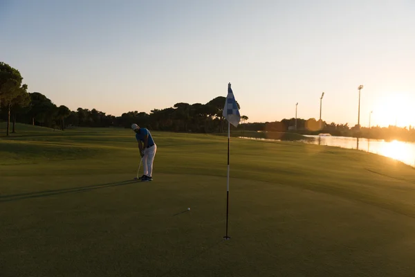 Golfista batendo bola para buraco — Fotografia de Stock