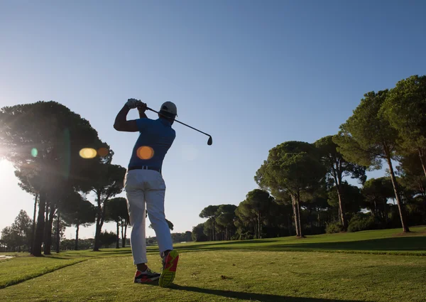 Jogador de golfe bater tiro — Fotografia de Stock