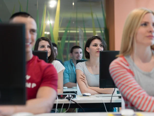 Grupo de estudantes de tecnologia em sala de aula de laboratório de informática — Fotografia de Stock