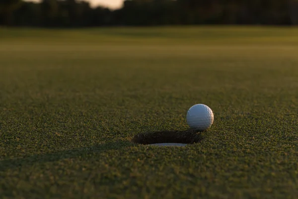 Golfbal op de rand van het gat — Stockfoto