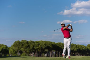 Golf oyuncu isabet uzun atış