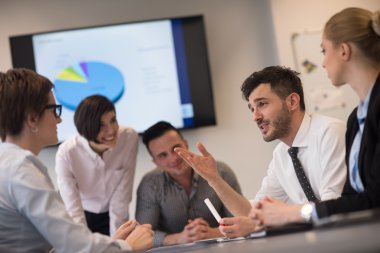 genç iş adamı tablet ofis toplantı salonu ile