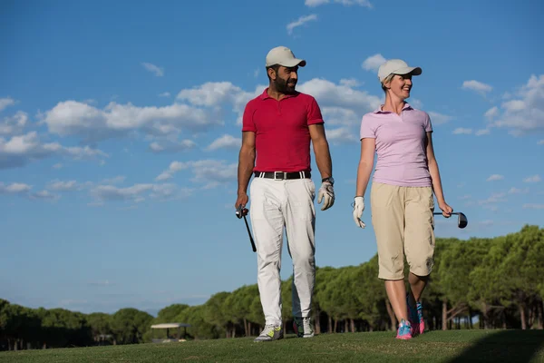 Caminhada de casal no campo de golfe — Fotografia de Stock