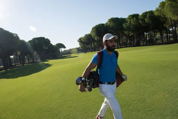 Golfspieler zu Fuß — Stockfoto