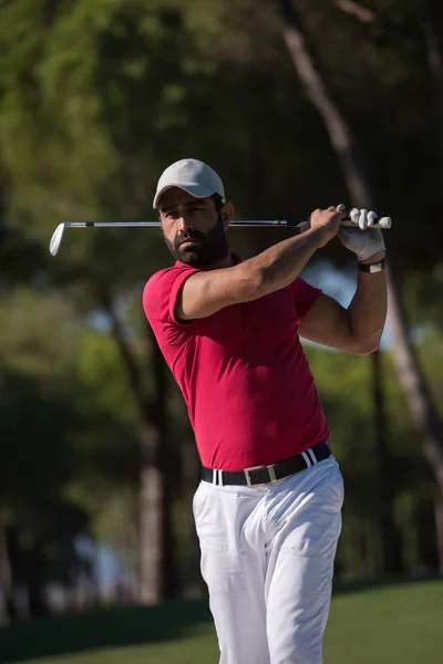 Golfista batendo um bunker de areia tiro — Fotografia de Stock