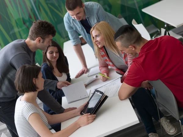 Gruppe von Schülern lernt gemeinsam im Klassenzimmer — Stockfoto