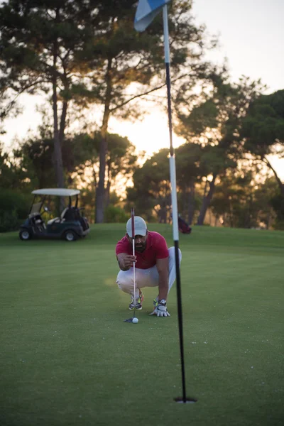 Joueur de golf visant tir parfait sur beau coucher de soleil — Photo