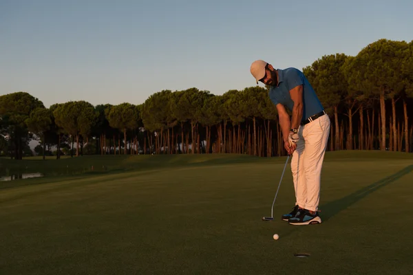 Golfista golpeando tiro en el campo de golf — Foto de Stock