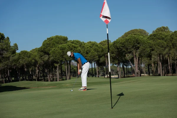 Joueur de golf frapper coup de feu à la journée ensoleillée — Photo