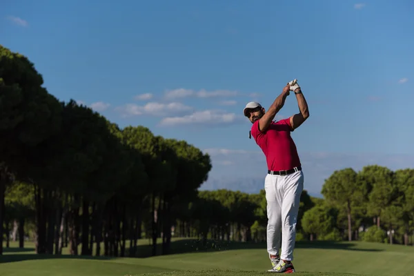 Jogador de golfe bater tiro no escuro — Fotografia de Stock