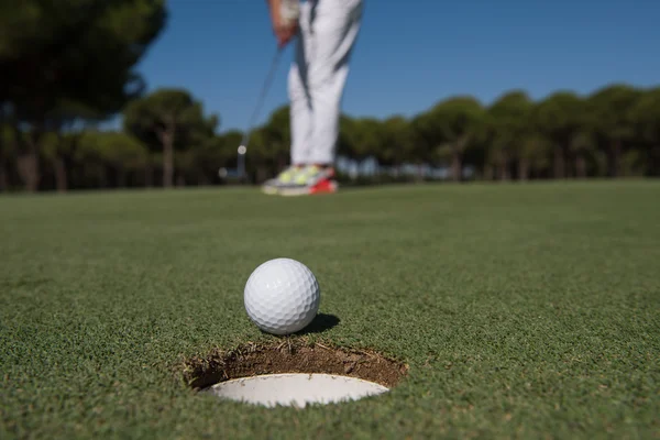 Joueur de golf frappant coup, balle sur le bord du trou — Photo