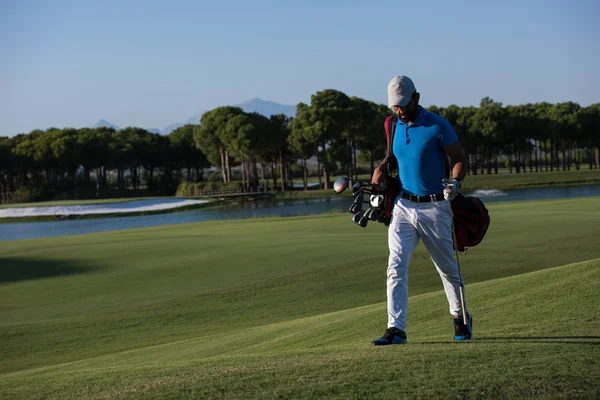 Joueur de golf marchant et portant sac — Photo