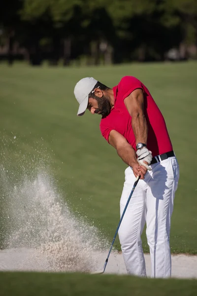 Golfista golpeando un tiro bunker de arena — Foto de Stock