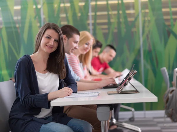 Groupe d'étudiants étudient ensemble en classe — Photo