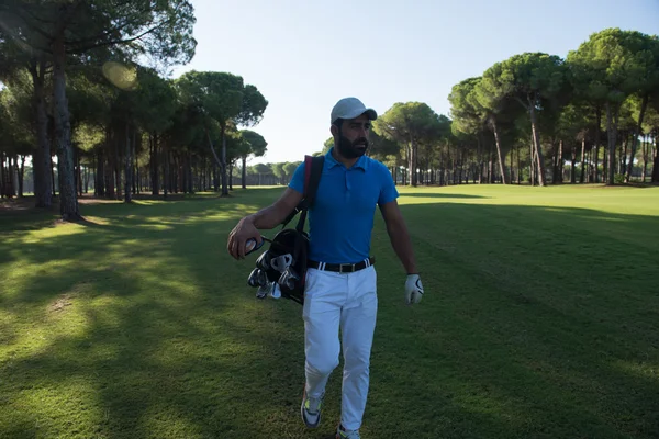 Jogador de golfe andando — Fotografia de Stock