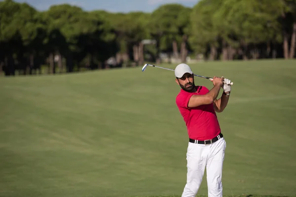 Golfista batendo um bunker de areia tiro — Fotografia de Stock