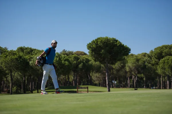 Jogador de golfe andando e levando saco — Fotografia de Stock