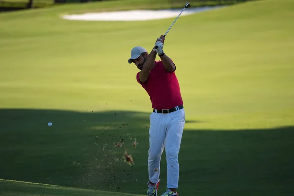 Golf speler raken long shot — Stockfoto