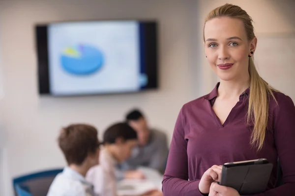 Blonde zakenvrouw werken op Tablet PC op kantoor — Stockfoto