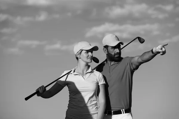 Porträtt av par på golfbana — Stockfoto