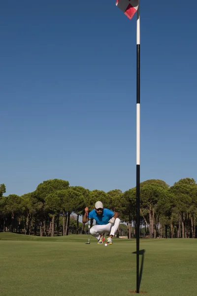 Игрок в гольф прицеливаясь идеальный удар — стоковое фото
