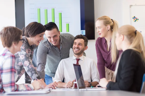 Gruppo di giovani uomini d'affari in riunione presso l'ufficio moderno — Foto Stock