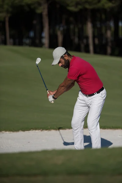 Golfspelare slår en sand bunker sköt — Stockfoto