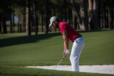 bir kum BUNKERİ atış isabet golfçü