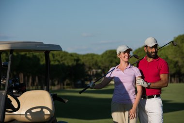 Golf sahasında at arabalı çift