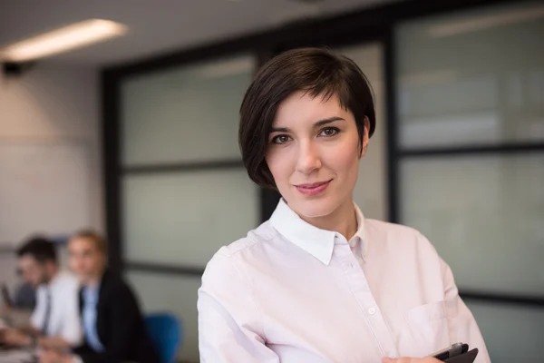 Hispanische Geschäftsfrau mit Tablet im Besprechungsraum — Stockfoto