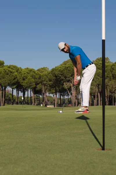 Joueur de golf frapper coup de feu à la journée ensoleillée — Photo