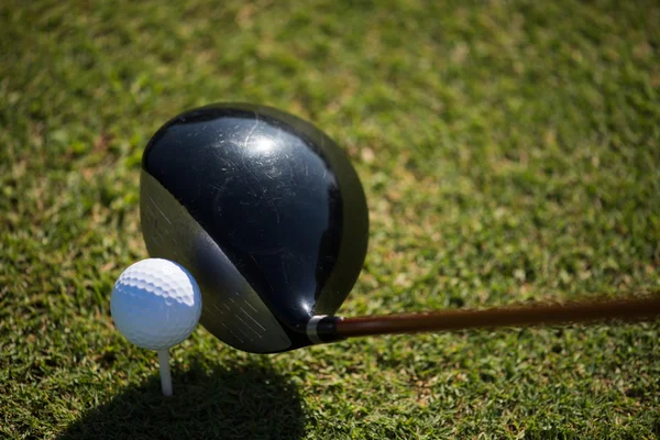 Vista superior do clube de golfe e bola na grama — Fotografia de Stock